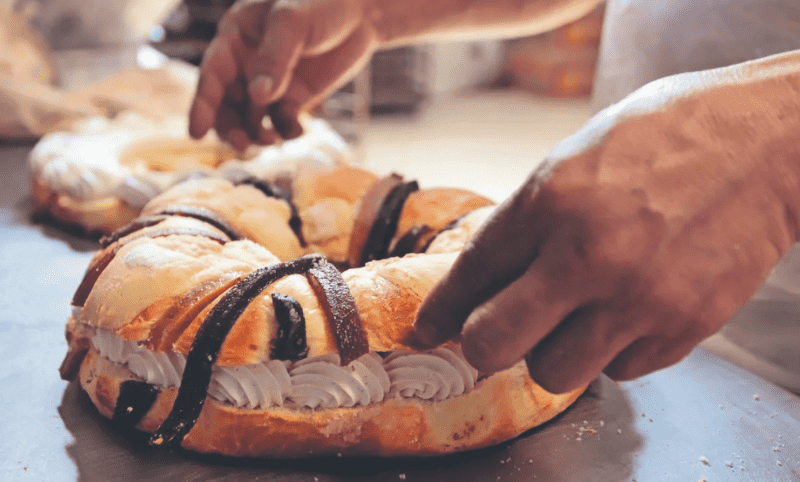  La tradición original indica que se debe compartir un pan redondo como una manera de evidenciar la finalización de un ciclo y el comienzo de otro.