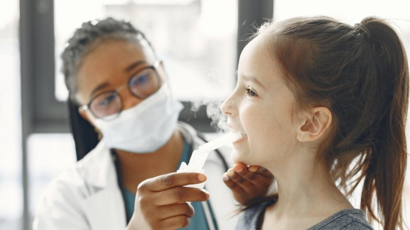 Los académicos encontraron relación entre el asma no viral y la contaminación.(Pexels)