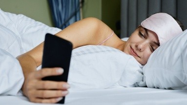 ¿Qué tan malo es dormir con el celular bajo la almohada?