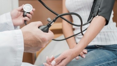 Hipertensión: Un derrame cerebral y otros 9 peligros de la presión arterial alta