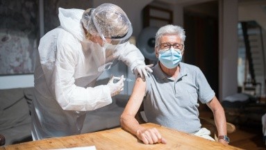 La vacuna de Covid-19 adaptada a ómicron reduce el número de hospitalizaciones y muertes en mayores de 65 años
