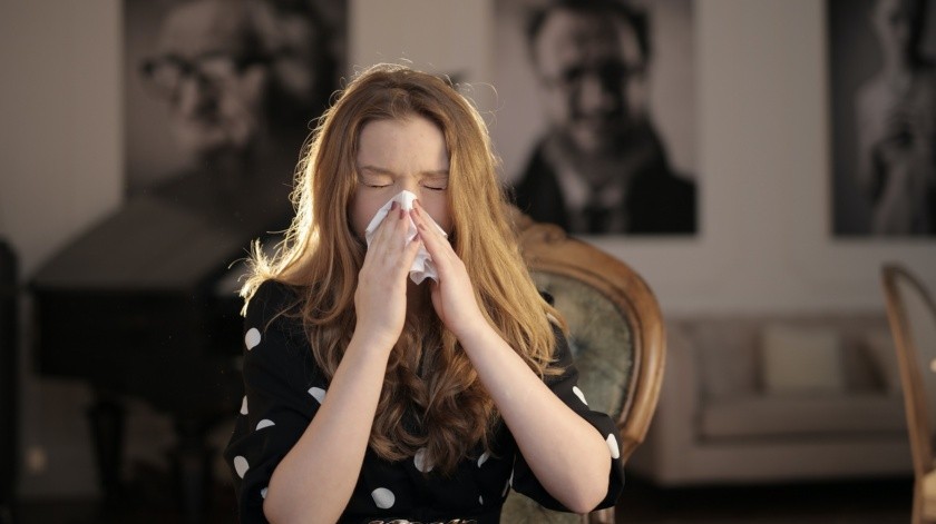 Estornudar puede hacer que a veces se te fugue un poco de orina.(Pexels.)