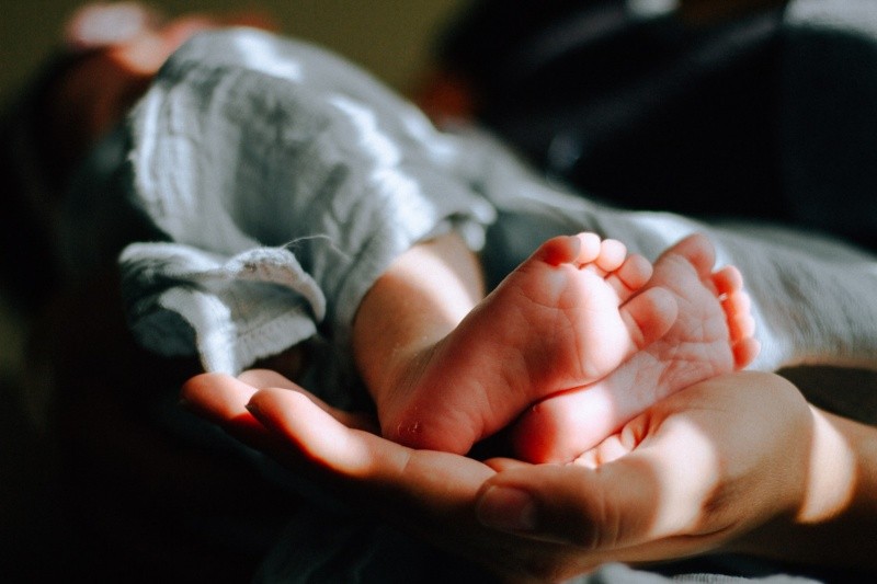  La bebé murió en el vientre de su madre, quien tuvo que darla a luz por medio de un parto natural. Foto: Unsplash