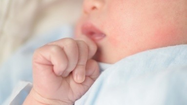 Bebé muere en el vientre de su madre tras regresarla del hospital; denuncian negligencia