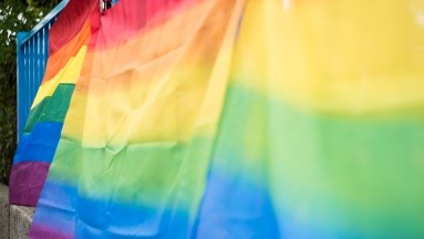 Joven francés se quita la vida; su familia denunció acoso por ser gay