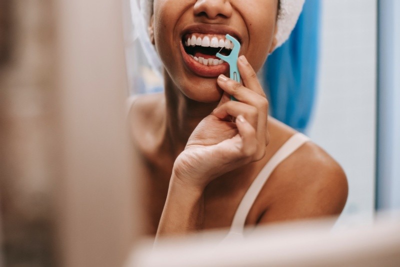 El hilo dental es realmente un paso esencial para una buena higiene bucal y no puede ser ignorado.