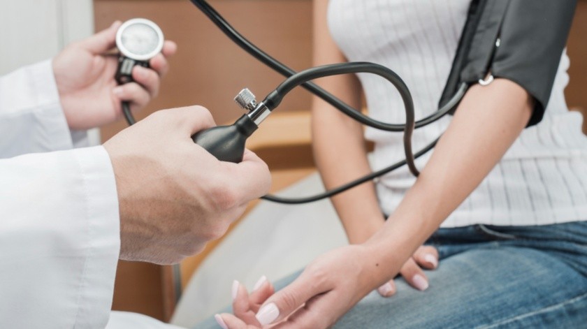 Cuando no se controla la presión arterial alta, se aumenta el riesgo de complicaciones de salud.(Freepik)
