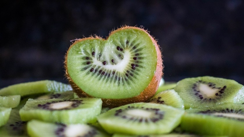 El consumo de kiwi en la dieta se relacionó con mejores evacuaciones y comodidad gastrointestinal.(Unsplash)