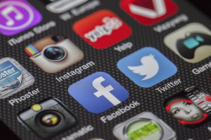  En redes sociales se pueden encontrar retos peligrosos que ponen en riesgo la vida. Foto: Pexels