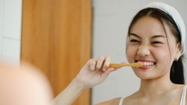 Hilo dental: ¿Usarlo antes o después del cepillado de dientes?