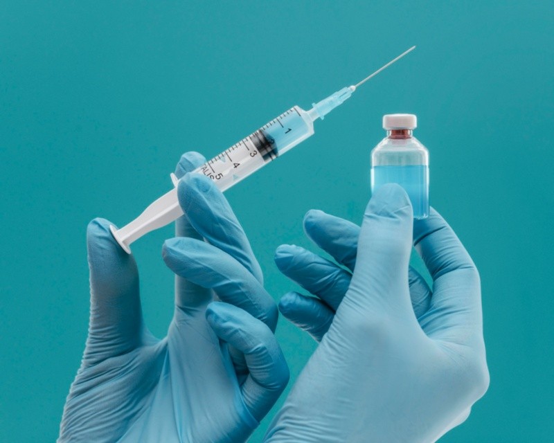 Se canceló el estudio en fase 3 de la única vacuna contra el VIH. Foto: Freepik