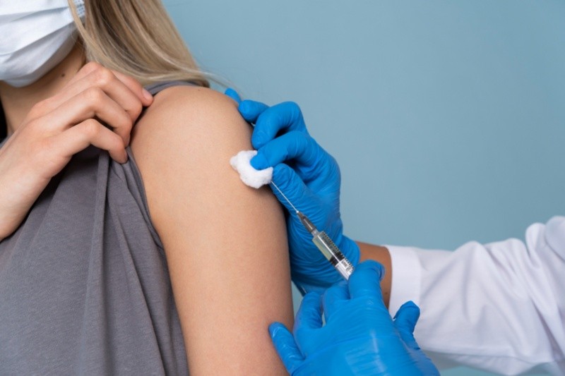 La OMS señaló que aún no hay una vacuna que proteja contra la gripe y el Covid-19. Foto: Archivo 