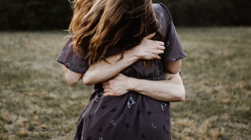 Dar y recibir abrazos puede ayudar a la salud física y emocional.(Unsplash)