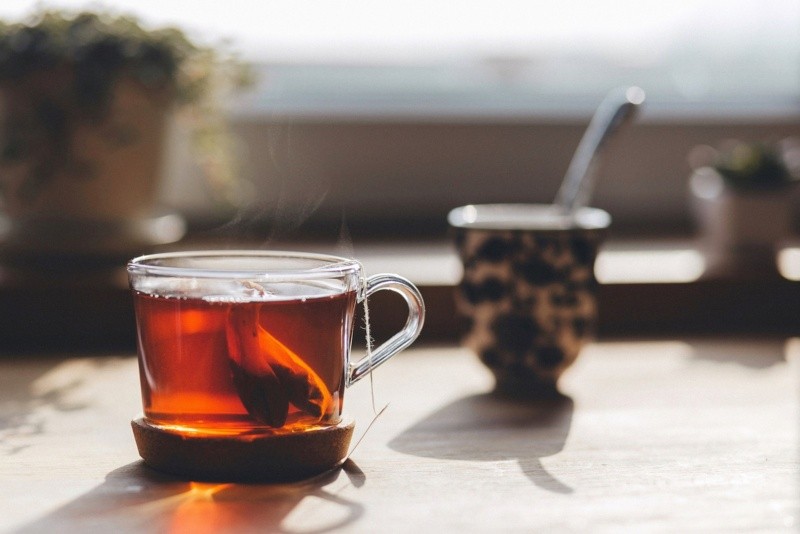 Dejar la bolsita de té mucho tiempo en el agua puede tener efectos negativos. Foto: Pixabay