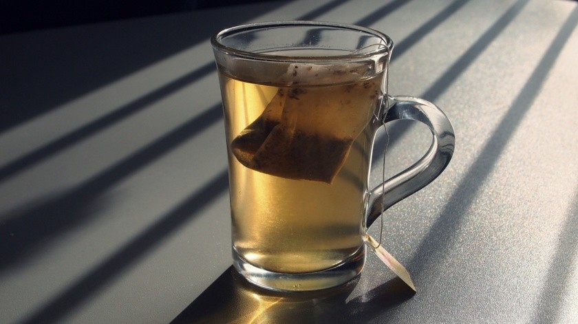 La bolsita de té no se debe dejar mucho tiempo sumergida en el agua.(Pixabay)