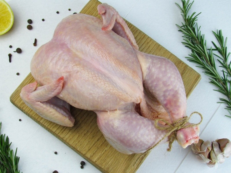 Lavar el pollo crudo podría aumentar el riesgo de contaminación cruzada. Foto: Unsplash