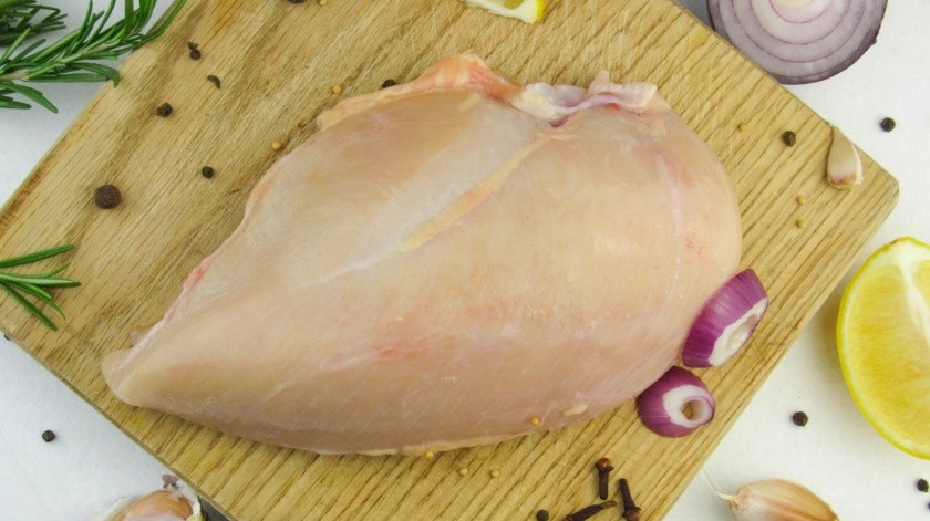 Lavar el pollo puede ser una práctica de riesgo dentro de la cocina.(Unsplash)