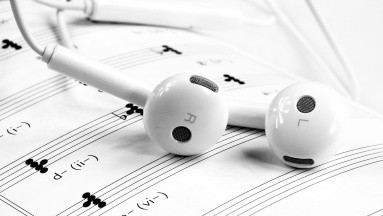 Escuchar música cuando hay estrés ayuda a relajarse: Estudio