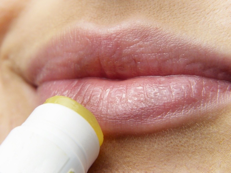  El herpes oral causado por el VHS-1 se puede transmitir de la boca a los genitales mediante las relaciones sexuales orales.