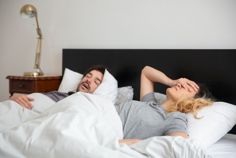 Los hombres tienen más probabilidades de roncar o tener apnea del sueño que las mujeres. 