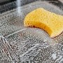 ¿Cómo lavar y desinfectar tu esponja de cocina para eliminar los gérmenes acumulados?