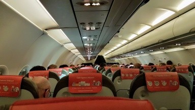Foto: Tiene crisis nerviosa por turbulencia y apoyo de asistente de vuelo se viraliza