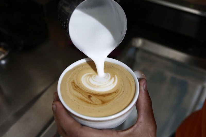 Un estudio encontró beneficios antiinflamatorios de beber un café con leche. Foto: EFE