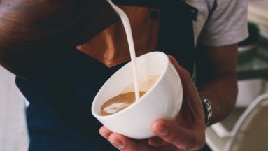 Estudio encuentra que un café con leche tendría efectos antiinflamatorios