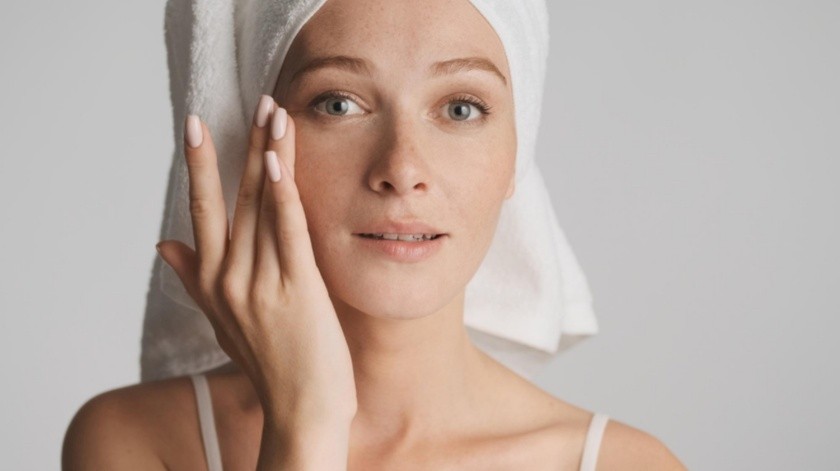 Durante el invierno se recomienda cuidar la piel del rostro y cuerpo con los productos adecuados.(Freepik)