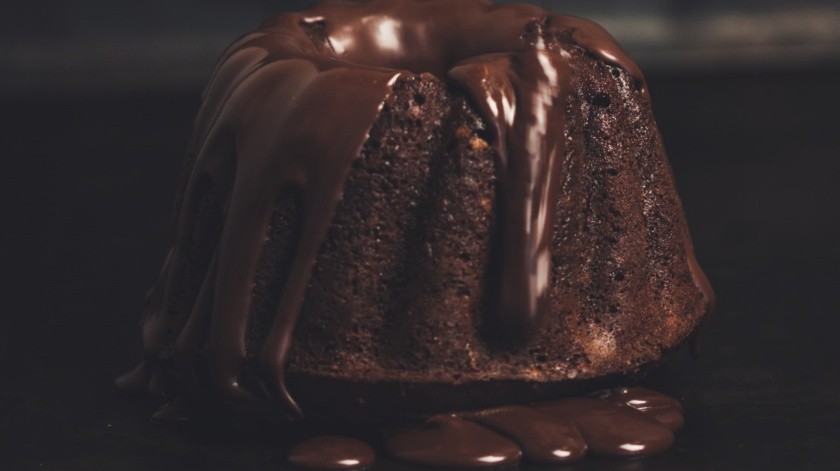 Un pastel de chocolate es perfecto para acompañar el café de la tarde.(Unsplash)