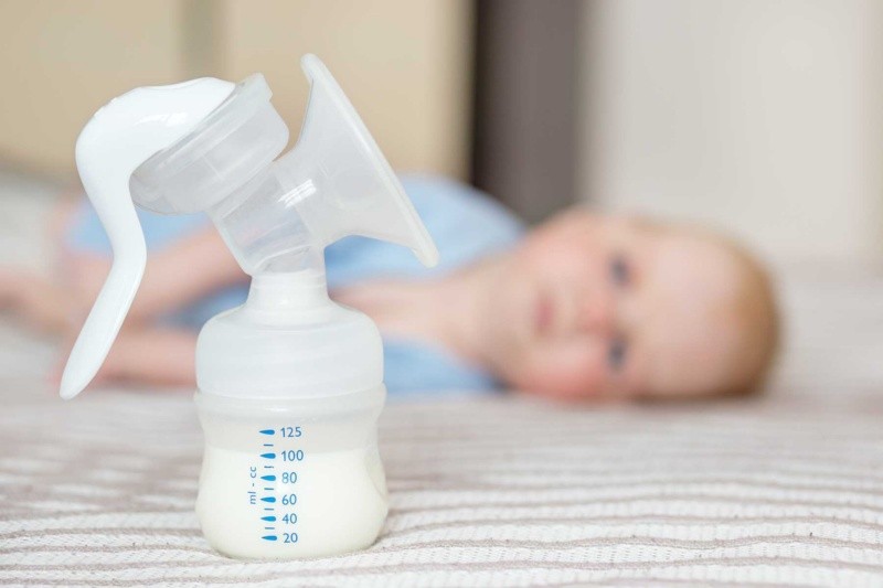 La extracción de leche materna es una forma de seguir aportando los nutrientes de este alimento al bebé. Foto: Cortesía