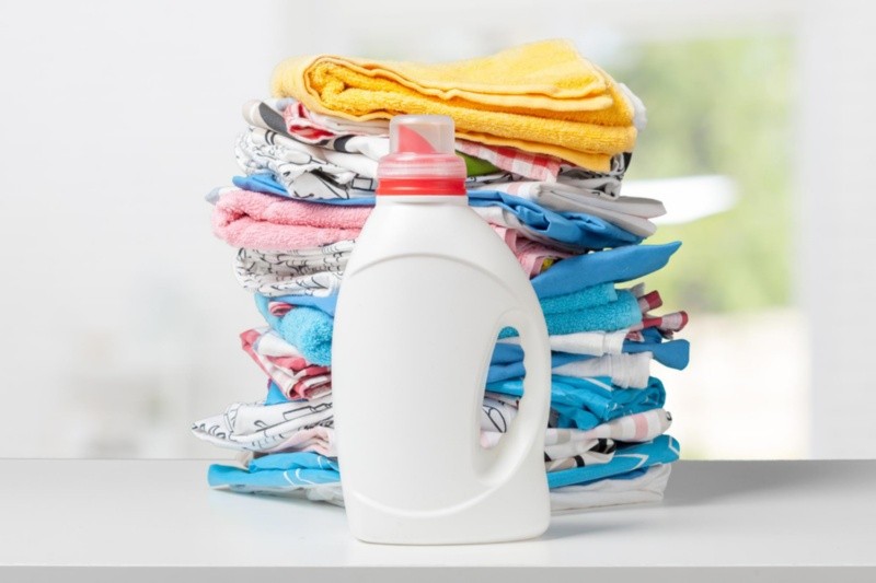 Preparar un detergente para ropa casero es una forma de cuidar el ambiente y la economía en casa. Foto: Freepik