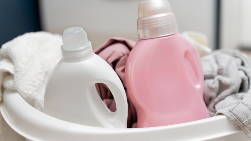 Este detergente casero puede ayudarte a dejar la ropa blanca muy limpia.(Freepik)