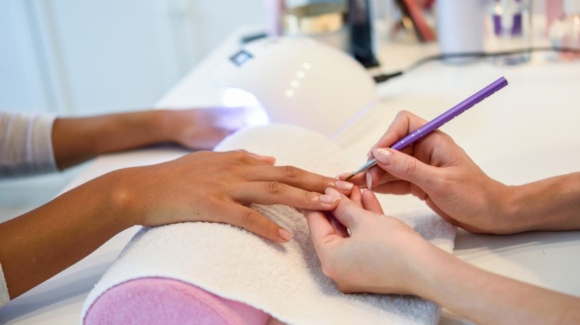 Investigadores analizaron el uso de lámparas para secar el esmalte de uñas y las mutaciones cancerígenas.(Freepik)