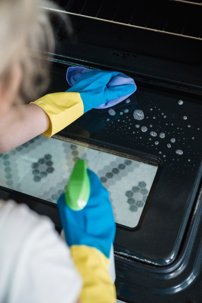 El horno es parte de clave de una cocina, por eso hay que mantenerlo libre de bacterias.Pexels. 