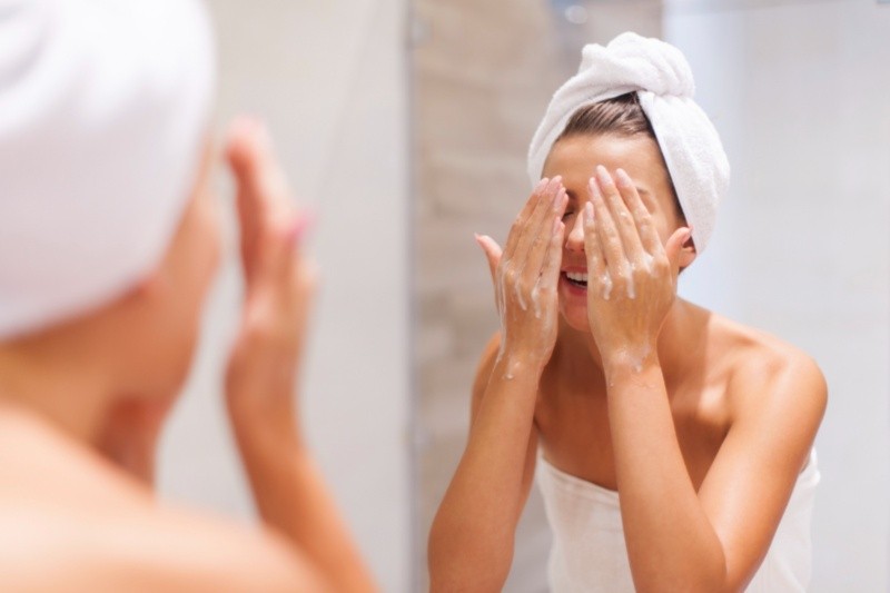  No es recomendable utilizar el jabón corporal para limpiar la piel del rostro. Foto: Freepik