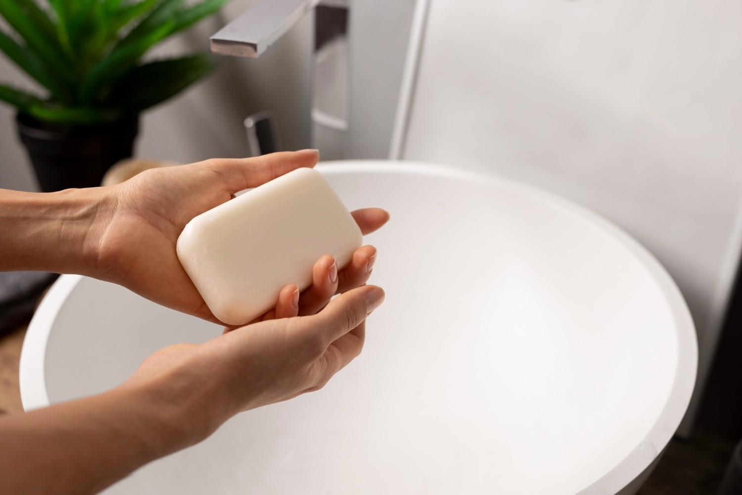 ¿Por qué no se recomienda utilizar jabón para el cuerpo para limpiar la cara?