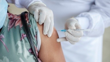 La vacuna bivalente podría brindar mayor protección contra la cepa original  del Covid-19 y Ómicron