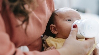 Menos madres amamantan a sus bebés por influencia de fabricantes de leche de fórmula