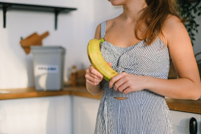 La gran cantidad de magnesio, de potasio y de fibra que contiene la banana te ayudará con el movimiento del intestino y además relajarán tu humor.