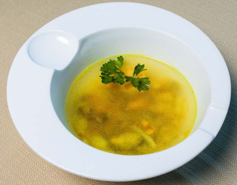  La sopa de fideos con verduras es una receta saludable llena de nutrientes. Foto: Unsplash