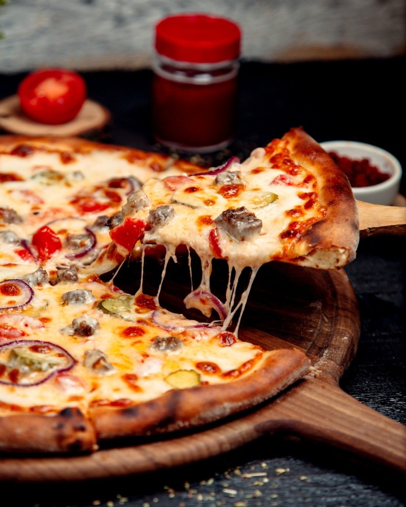  La pizza es el platillo favorito de muchos y es tan popular que hasta tiene su propio día de celebración. Foto: Freepik