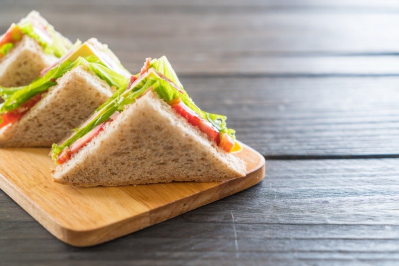 La FDA y una empresa de EU informó sobre el posible riesgo de Listeria en sándwiches, ensaladas y otros productos listos para comer. Foto: Freepik