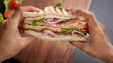 Retiran sándwiches, ensaladas y otros alimentos en EU por posible riesgo de Listeria