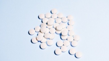 ¿Por qué la aspirina se debe tomar bajo supervisión médica?