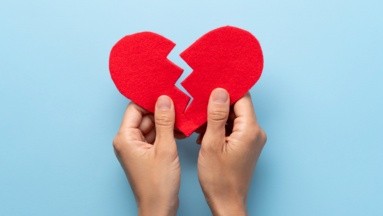 Síndrome del corazón roto: ¿Qué es, cómo se siente y cómo se diferencia de un infarto?