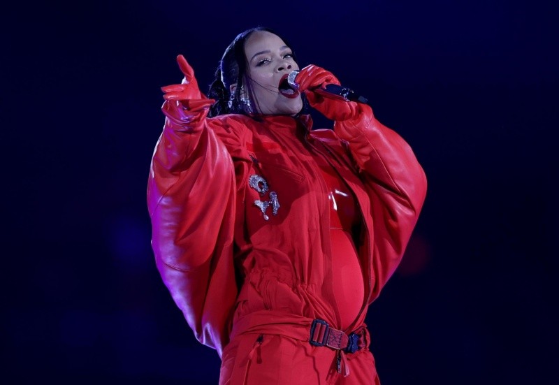  Rihanna compartió la noticia de su segundo embarazo durante su show del medio tiempo en el Super Bowl. Foto: EFE