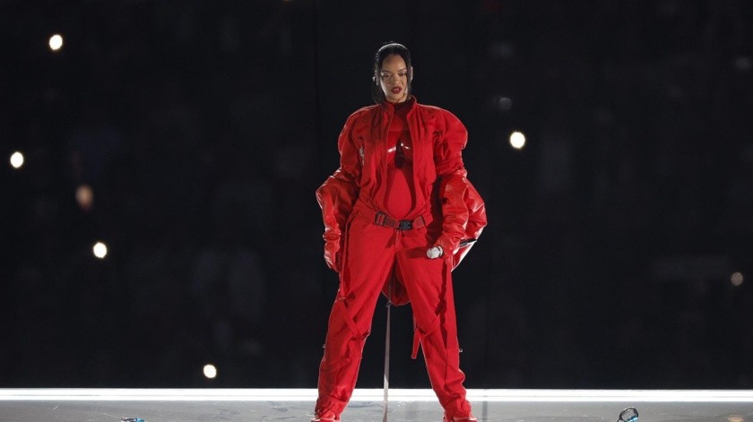 La cantante Rihanna reveló que espera a su segundo hijo mientras se encontraba en las alturas del State Farm Stadium.(EFE)