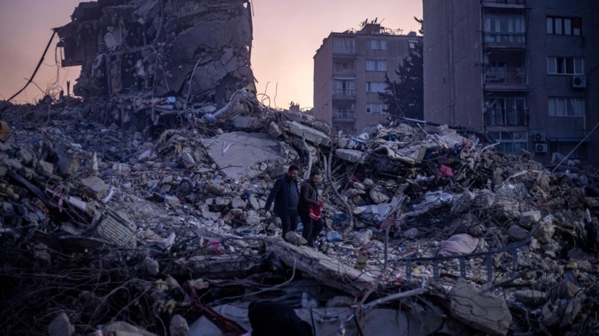 Los rescatistas han encontrado a personas con vida entre los escombros tras los sismos en Turquía y Siria.(EFE)