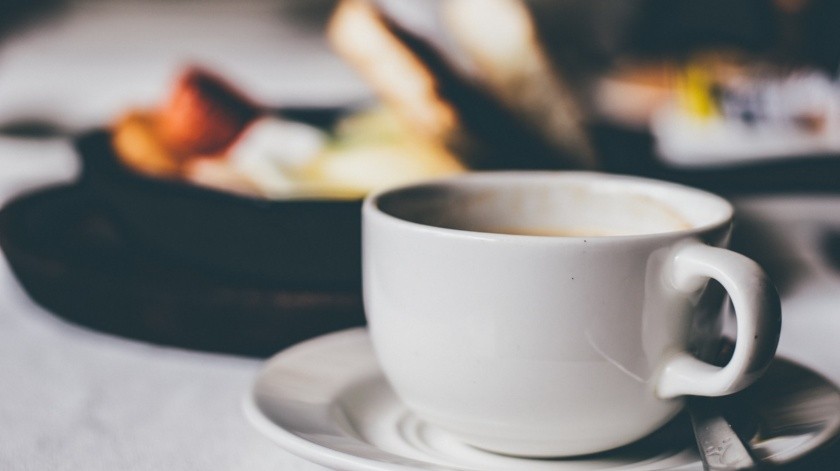 Las manchas de café o té se pueden sacar de las tazas con ingredientes que tal vez tienes en casa.(Unsplash)